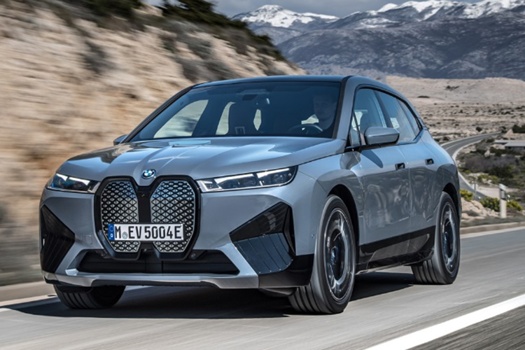  BMW iX xDrive50 Ra mắt vào tháng 11/2020, BMW iX là mẫu SUV hạng sang cỡ trung của hãng xe Đức, vốn được phát triển từ mẫu concept Vision iNext 2018. Đây là mẫu xe thuần điện thứ 4 của thương hiệu BMW i, sau i3, i8 và iX3.