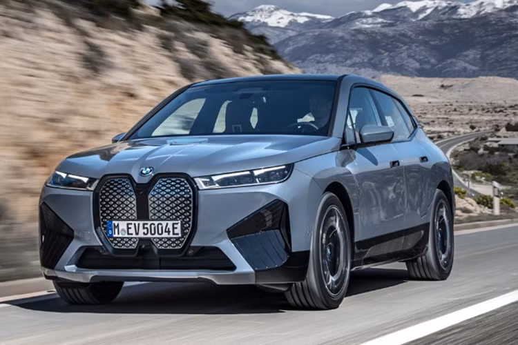  BMW iX xDrive50 Ra mắt vào tháng 11/2020, BMW iX là mẫu SUV hạng sang cỡ trung của hãng xe Đức, vốn được phát triển từ mẫu concept Vision iNext 2018. Đây là mẫu xe thuần điện thứ 4 của thương hiệu BMW i, sau i3, i8 và iX3.