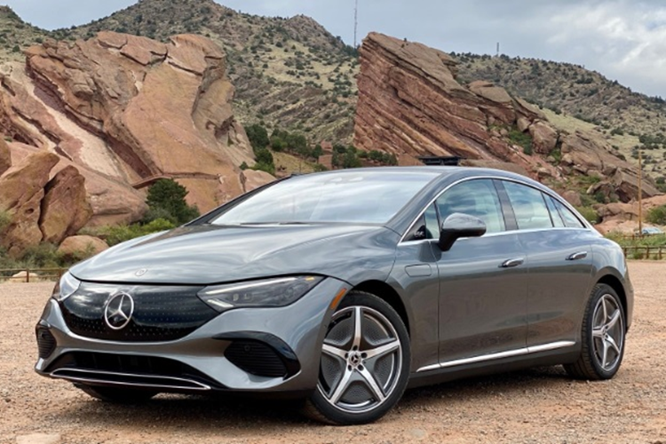  Mercedes-Benz EQE 350 4Matic sedan EQE 350 4MATIC được trang bị gói pin 89 kWh và sở hữu động cơ điện ở cả phía trước và phía sau kết hợp để tạo ra công suất 292 mã lực và 565 Nm mô men xoắn. Biến thể này có thể tăng tốc từ 0-100 km/h trong 6,3 giây.