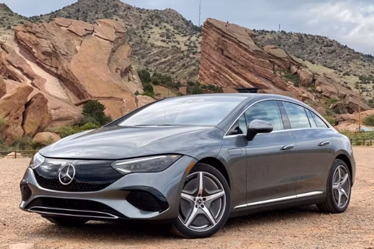  Mercedes-Benz EQE 350 4Matic sedan EQE 350 4MATIC được trang bị gói pin 89 kWh và sở hữu động cơ điện ở cả phía trước và phía sau kết hợp để tạo ra công suất 292 mã lực và 565 Nm mô men xoắn. Biến thể này có thể tăng tốc từ 0-100 km/h trong 6,3 giây.