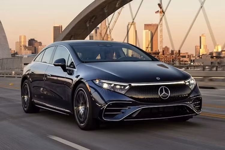  Mercedes-Benz EQS 580 4Matic sedan Mercedes-Benz EQS không chỉ là dòng sedan điện hạng sang hàng đầu của hãng xe nước Đức mà còn là mẫu xe điện đầu tiên được phân phối chính hãng tại Việt Nam, mang đến sự đa dạng cho danh mục sản phẩm và mở ra kỷ nguyên mới của xe điện hạng sang tại Việt Nam.