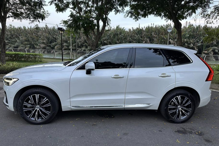 Về ngoại hình, chiếc Volvo XC60 của Ngọc Lan rao bán sở hữu màu trắng bắt mắt, kích thước xe bao gồm dài 4.688 mm, rộng 1.902 mm và cao 1.641 mm. Chiều dài cơ sở của xe ở mức 2.865 mm đem đến không gian trong khoang xe khá rộng rãi.