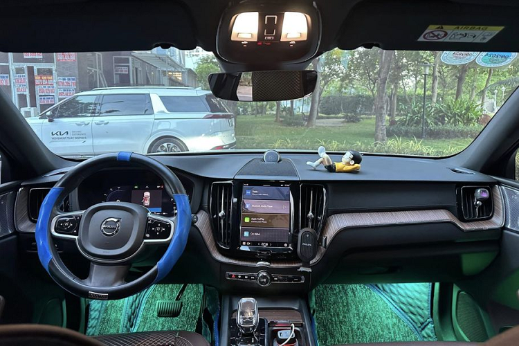 Volvo XC60 sở hữu nội thất tiện nghi cao cấp như ghế bọc da Nappa, có đục lỗ và hệ thống sưởi ghế. Các tiện nghi khác bao gồm đồng hồ sau vô-lăng dạng màn hình kỹ thuật số, màn hình hắt kính HUD, màn hình trung tâm 9 inch hỗ trợ kết nối Apple CarPlay/Android Auto,...