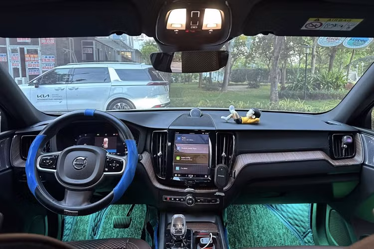 Volvo XC60 sở hữu nội thất tiện nghi cao cấp như ghế bọc da Nappa, có đục lỗ và hệ thống sưởi ghế. Các tiện nghi khác bao gồm đồng hồ sau vô-lăng dạng màn hình kỹ thuật số, màn hình hắt kính HUD, màn hình trung tâm 9 inch hỗ trợ kết nối Apple CarPlay/Android Auto,...