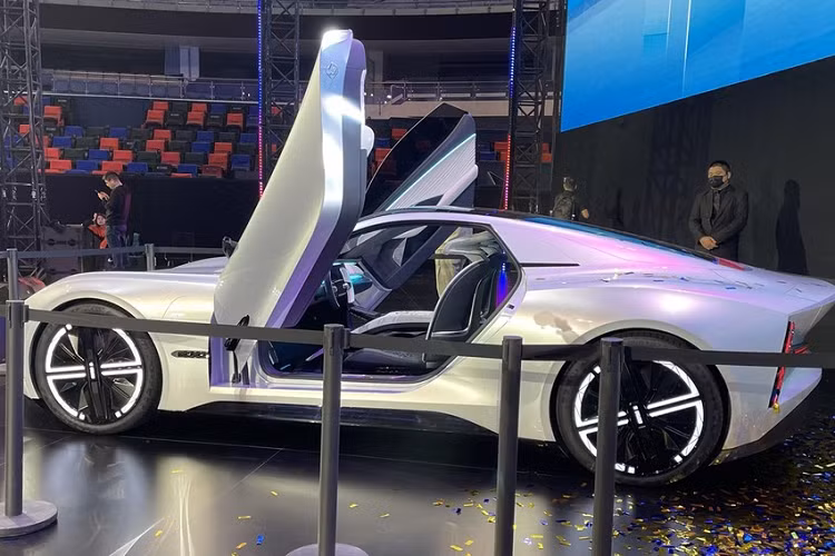 Theo tuyên bố chính thức, nhóm khách hàng mục tiêu của thương hiệu iCAR theo đuổi chính là những người trẻ tuổi, với các sản phẩm sẽ bao gồm sedan, xe thể thao, SUV và các sản phẩm khác, nhận diện thương hiệu của hãng chính là logo rất ấn tượng, khi được sử dụng từ trò chơi ghép hình làm nguồn sáng tạo.