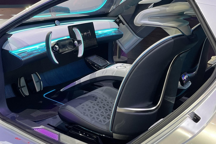 Về nội thất, dù là xe concept nhưng nhà thiết kế đã có những nỗ lực để giúp xe có kiểu dáng giống các bản thương mại nhưng cũng thêm tính táo bạo hơn về hình khối tổng thể, chẳng hạn như bạn có thể nhìn thấy thiết kế vô-lăng dạng giá đỡ, màn hình điều khiển trung tâm kích thước lớn dạng nổi, 2 nút bấm cảm ứng hình tròn trên cần tay.