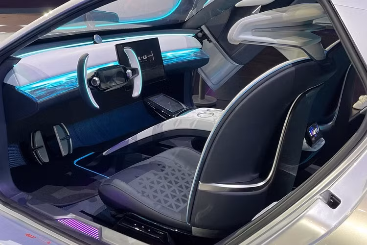 Về nội thất, dù là xe concept nhưng nhà thiết kế đã có những nỗ lực để giúp xe có kiểu dáng giống các bản thương mại nhưng cũng thêm tính táo bạo hơn về hình khối tổng thể, chẳng hạn như bạn có thể nhìn thấy thiết kế vô-lăng dạng giá đỡ, màn hình điều khiển trung tâm kích thước lớn dạng nổi, 2 nút bấm cảm ứng hình tròn trên cần tay.