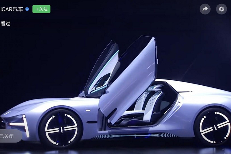 iCAR-GT sử dụng dải đèn LED chiếu sáng ban ngày hình chữ T nằm ngang hoặc mọi người có thể liên tưởng đến hình ảnh cây búa, giống với thiết kế của các xe Volvo, nằm bên trong là 2 cụm đèn LED siêu to, siêu sáng. Điểm cộng tiếp theo trong thiết kế của xe ý tưởng iCAR-GT chính là việc xe sở hữu kiểu cửa cánh bướm, với thiết kế không chạm vào phần mui xe, điều này giúp cho việc ra vào khoang lái thuận tiện hơn.