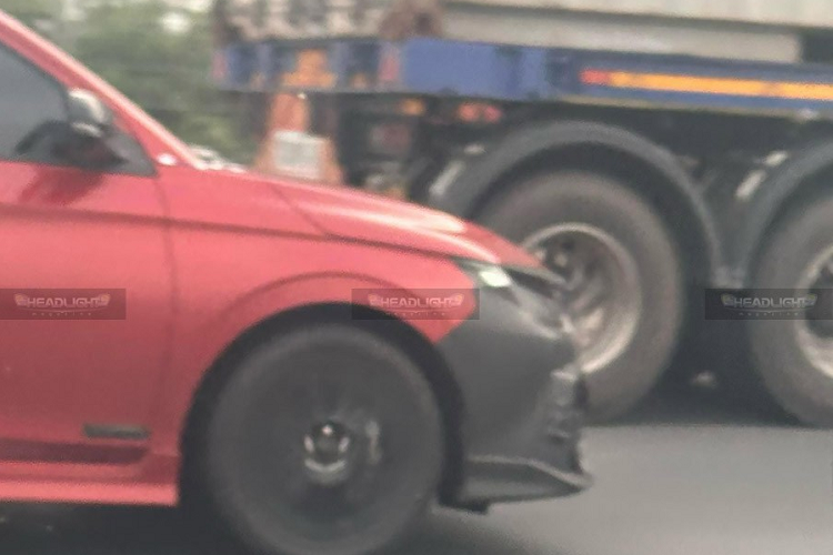 Dù có phần ngụy trang nửa kín nửa hở nhưng vẫn có thể nhận ra một số điểm mới trên phiên bản thể thao Toyota Vios GR Sport 2024 mới như cánh gió được tích hợp trên cửa cốp sau, mâm hợp kim có họa tiết mới, được sơn tối màu và kích thước có phần lớn hơn.