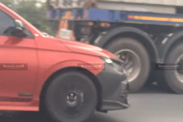 Dù có phần ngụy trang nửa kín nửa hở nhưng vẫn có thể nhận ra một số điểm mới trên phiên bản thể thao Toyota Vios GR Sport 2024 mới như cánh gió được tích hợp trên cửa cốp sau, mâm hợp kim có họa tiết mới, được sơn tối màu và kích thước có phần lớn hơn.