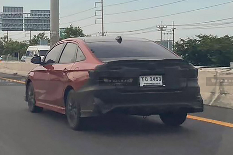 Để ý kỹ hơn thì còn có thể thấy được logo HEV ngay ở phần đuôi xe, như vậy rất có thể xe sẽ được trang bị hệ thống hybrid tương tự như Yaris Cross vừa ra mắt tại Việt Nam. Trước đó đã có thông tin Toyota Vios sẽ bổ sung thêm hệ truyền động tương lai này. 