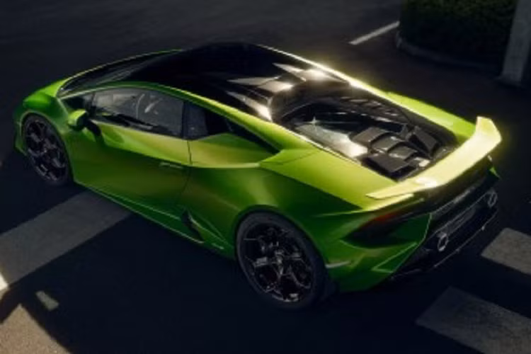 Khá đáng tiếc là Giám đốc điều hành Lamborghini không cung cấp bất kỳ thông tin chi tiết nào về cách bố trí động cơ cũng như sức mạnh mà xe mang lại. Nhưng theo tin đồn, người kế nhiệm Lamborghini Huracan sẽ sử dụng động cơ V8, tăng áp kép.