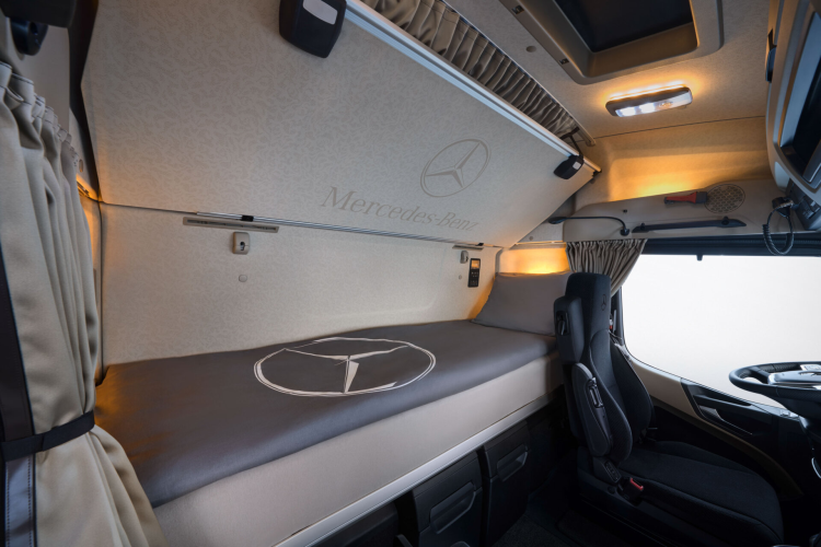 Mercedes-Benz Trucks đã phát triển hai bộ chuyển đổi công suất cho eActros 600. Bộ chuyển đổi công suất điện-cơ giúp vận hành các thiết bị thủy lực hoặc cơ khí như sơ mi rơ moóc silo. Bên cạnh đó còn có thể ngắt nguồn điện DC hoặc AC khi bộ biến tần chuyển đổi dòng điện một chiều từ mạng điện áp cao thành dòng điện xoay chiều. Các giải pháp cho thùng xe đông lạnh hoặc sơ mi rơ moóc đông lạnh có thể hoạt động.