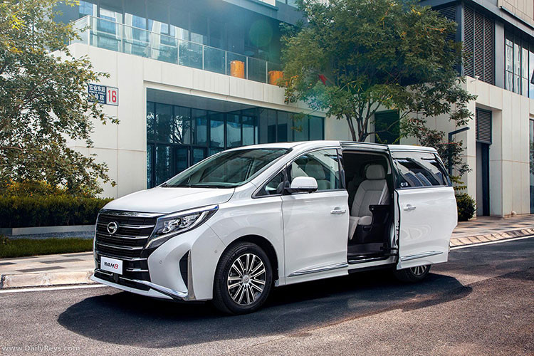 Đầu tiên, GAC Trumpchi E9 sở hữu kiểu lưới tản nhiệt vừa kín vừa mở, trong đó, các lỗ nhỏ từ các nan tản nhiệt nằm ngang, được mạ crôm, chỉ vừa đủ để tản nhiệt cho động cơ của xe.