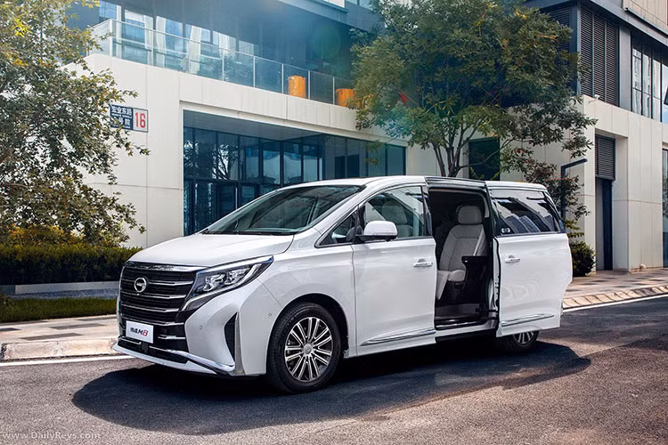 Đầu tiên, GAC Trumpchi E9 sở hữu kiểu lưới tản nhiệt vừa kín vừa mở, trong đó, các lỗ nhỏ từ các nan tản nhiệt nằm ngang, được mạ crôm, chỉ vừa đủ để tản nhiệt cho động cơ của xe.