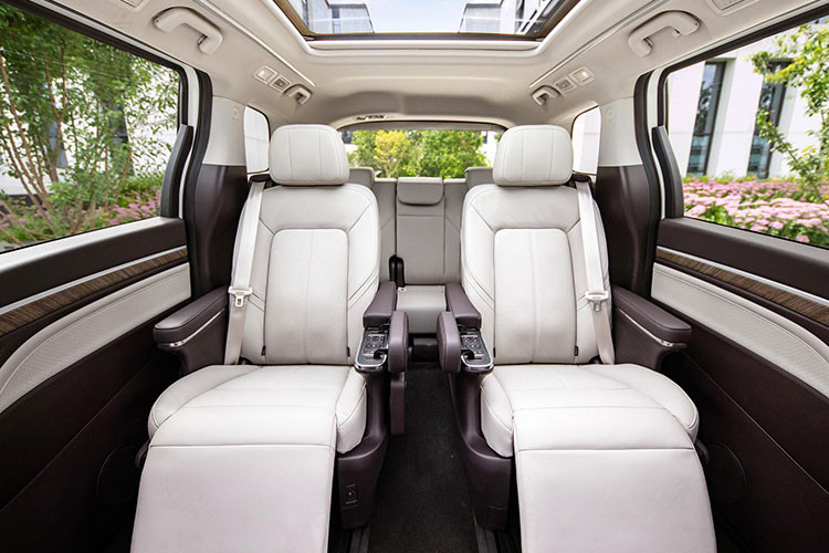 Tất cả màn hình này đều được kết hợp hệ thống ADiGO và hệ thống âm thanh Yamaha, nhờ đó sẽ mang đến những ứng dụng phong phú và chất lượng âm thanh tốt nhất. Đối với hàng ghế thứ 2, nơi ngồi quan trọng nhất của xe còn được bố trí màn hình có kích thước 15.6 inch, tất nhiên phải có vài điểm khác biệt so với các hàng ghế ghế khác như được bọc vải da cao cấp bán aniline 2 màu, chỉnh điện nhiều kiểu, massage...