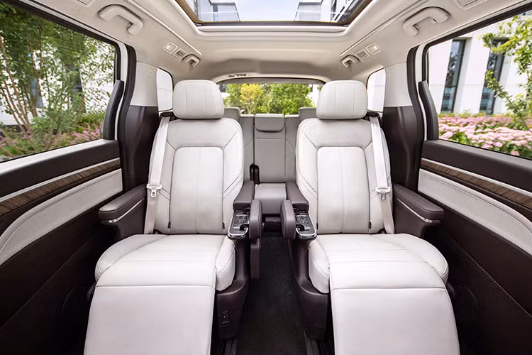 Tất cả màn hình này đều được kết hợp hệ thống ADiGO và hệ thống âm thanh Yamaha, nhờ đó sẽ mang đến những ứng dụng phong phú và chất lượng âm thanh tốt nhất. Đối với hàng ghế thứ 2, nơi ngồi quan trọng nhất của xe còn được bố trí màn hình có kích thước 15.6 inch, tất nhiên phải có vài điểm khác biệt so với các hàng ghế ghế khác như được bọc vải da cao cấp bán aniline 2 màu, chỉnh điện nhiều kiểu, massage...