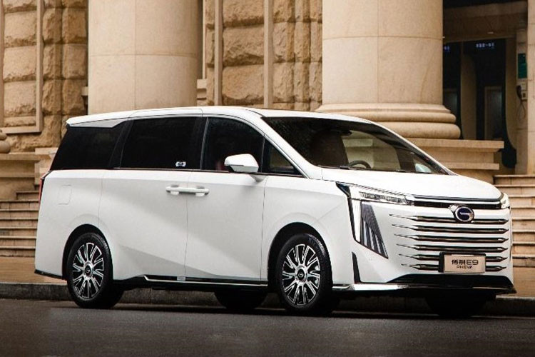 Theo chu trình thử nghiệm WLTC, mức tiêu thụ nhiên liệu của chiếc xe MPV cỡ lớn này chỉ ngốn xăng 6,05 lít/100 km, còn theo NEDC chỉ 5,8 lít/100 km. Xe có thể lăn bánh quãng đường dài 1.032 km, thời gian tăng tốc từ vị trí xuất phát lên 100 km/h chỉ trong 8,8 giây.