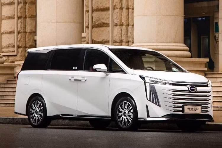 Theo chu trình thử nghiệm WLTC, mức tiêu thụ nhiên liệu của chiếc xe MPV cỡ lớn này chỉ ngốn xăng 6,05 lít/100 km, còn theo NEDC chỉ 5,8 lít/100 km. Xe có thể lăn bánh quãng đường dài 1.032 km, thời gian tăng tốc từ vị trí xuất phát lên 100 km/h chỉ trong 8,8 giây.