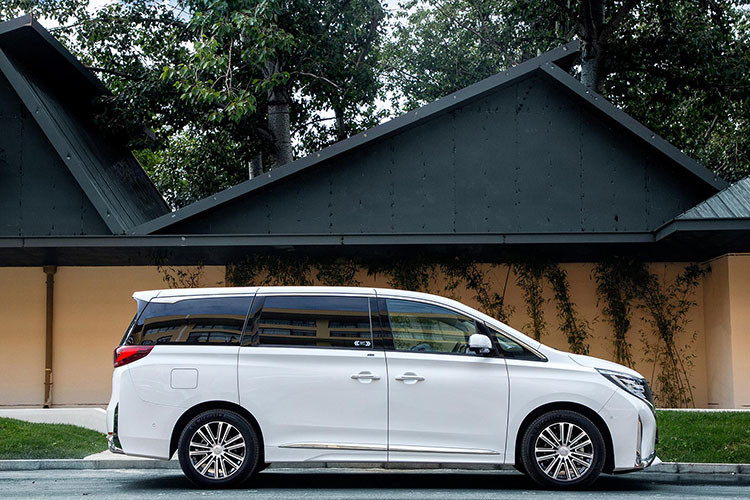 MPV đến từ Trung Quốc GAC Trumpchi E9 - đối thủ trực tiếp của Toyota Alphard - được chốt giá từ 1,1 tỷ đồng. Bỏ ra số tiền trên, khách hàng sẽ mang về 1 chiếc xe MPV cỡ lớn có thiết kế rất bắt mắt.