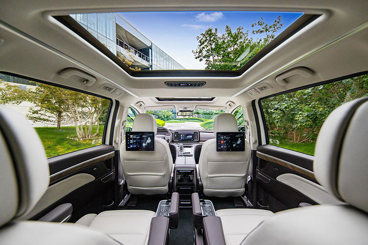 Về nội thất, GAC Trumpchi E9 cung cấp nhiều kiểu dáng và phối màu đa dạng. Hàng ghế trước của Trumpchi E9 có 3 màn hình, đầu tiên là bảng đồng hồ dành cho người lái có kích thước 12,3 inch, tiếp đến là màn hình điều khiển trung tâm nổi siêu lớn 14,6 inch và sau cùng là màn hình giải trí cho hành khách 12,3 inch.