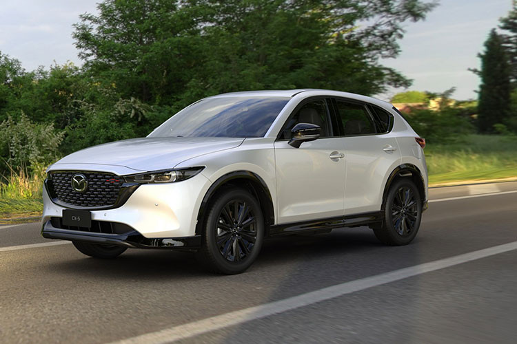 Tính năng Cruising &amp; Traffic Support cho phép xe tự động phanh/tăng tốc để duy trì khoảng cách với xe phía trước ở tốc độ thấp. Về truyền động, Mazda CX-5 2023 tại Indonesia chỉ được cung cấp duy nhất động cơ SkyActiv-G 2.5L, cho công suất 188 mã lực và mô-men xoắn 251 Nm.