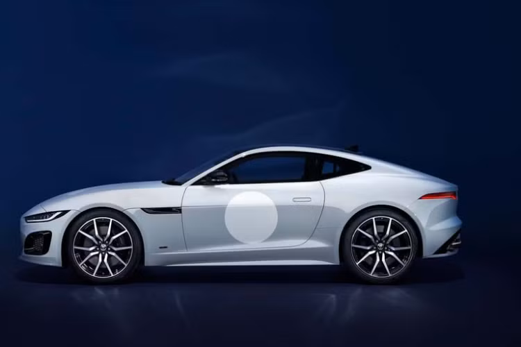 Mẫu xe này chỉ được phân phối với hai phối màu đặc biệt nhằm tri ân dòng xe biểu tượng một thời E-Type ZP. Bộ phối màu thứ nhất bao gồm sơn ngoại thất xanh Oulton Blue Gloss và nội thất bọc da màu đỏ Mars kết hợp đen Ebony.