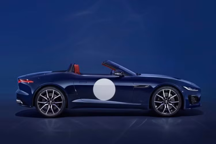 Jaguar F-Type ZP được trang bị động cơ V8 tăng áp 5,0 lít cho công suất 575 mã lực và mô-men xoắn cực đại 700 Nm, kết hợp với hộp số tự động tám cấp và hệ dẫn động bốn bánh.