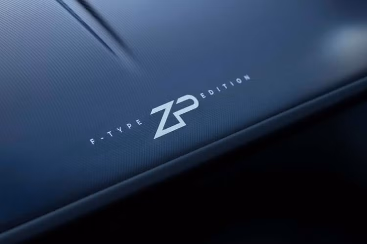 Huy hiệu F-Type ZP Edition độc quyền được tìm thấy ở nhiều vị trí trên xe như tấm chắn bùn, bệ cửa và cụm điều khiến trung tâm. Bộ vành la-zăng kích thước 20inch cũng được thiết kế độc quyền. Ngoài ra, trên xe còn có một tấm bảng đặc biệt ghi số thứ tự sản xuất.