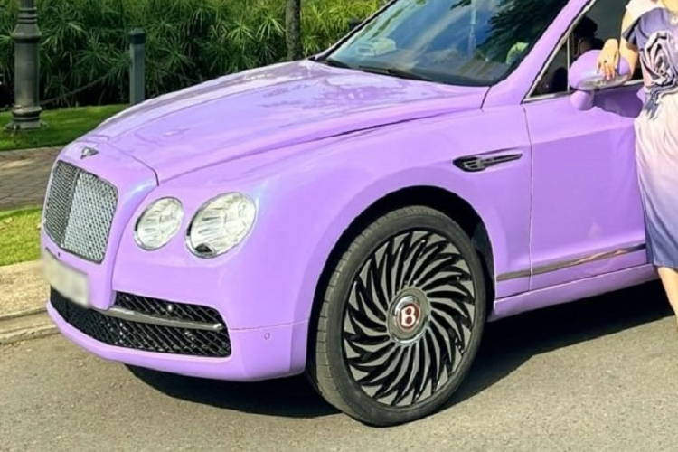Ngoài hình của những chiếc Bentley phiên bản Flying Spur siêu sang độ lên bản V8 đã đánh đố khá nhiều người để phân biệt đời xe, nhưng lại giúp xe trở nên đẳng cấp hơn khi chỉ mất vài chục triệu đồng chủ xe đã sở hữu ngay "vợ 2" có ngoại hình của bản mới.
