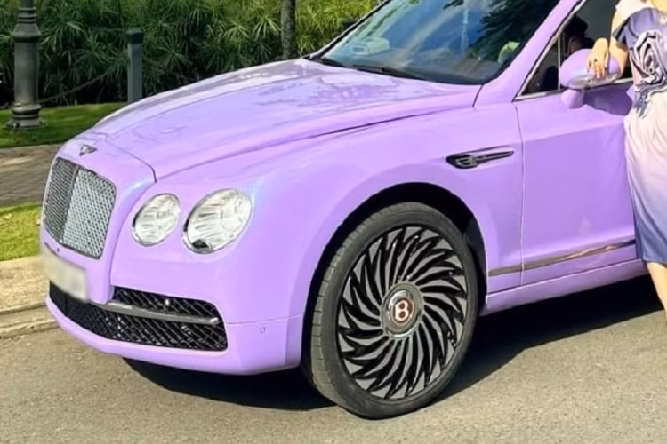 Ngoài hình của những chiếc Bentley phiên bản Flying Spur siêu sang độ lên bản V8 đã đánh đố khá nhiều người để phân biệt đời xe, nhưng lại giúp xe trở nên đẳng cấp hơn khi chỉ mất vài chục triệu đồng chủ xe đã sở hữu ngay "vợ 2" có ngoại hình của bản mới.