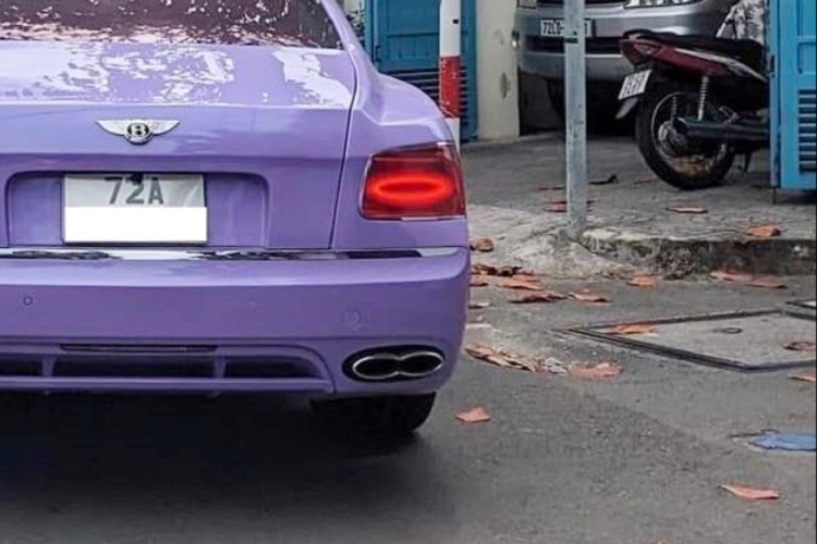 Sức mạnh của Flying Spur V8 được truyền tới bánh thông qua hộp số tự động ZF 8 cấp, nhờ đó, chiếc xe siêu sang này chỉ mất khoảng thời gian 5 giây để tăng tốc lên 100 km/h từ vị trí xuất phát trước khi đạt tốc độ tối đa 294 km/h. Mức giá xe Bentley Flying Spur V8 chính hãng tại Việt Nam hiện không dưới 20 tỷ đồng.