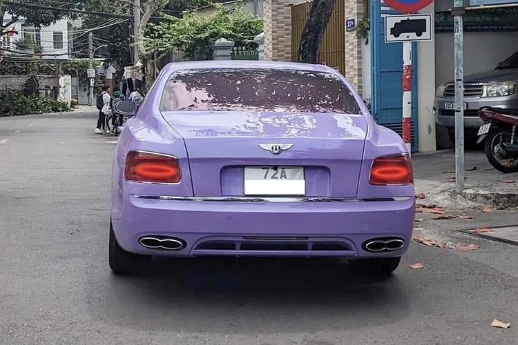 Hiện chưa rõ chiếc Bentley Continental Flying Spur cnày được dán hay sơn trực tiếp, nhưng màu của xe có độ bóng khá cao và tạo điểm nhấn còn có nhiều chi tiết mạ crôm nhưng để tìm sự khác biệt, bộ mâm đa chấu kép của chiếc xe này sẽ khiến người xem cảm thấy chủ nhân rất phá cách khi chọn la-zăng "ăn chơi" nhiều hơn thay vì sang trọng.