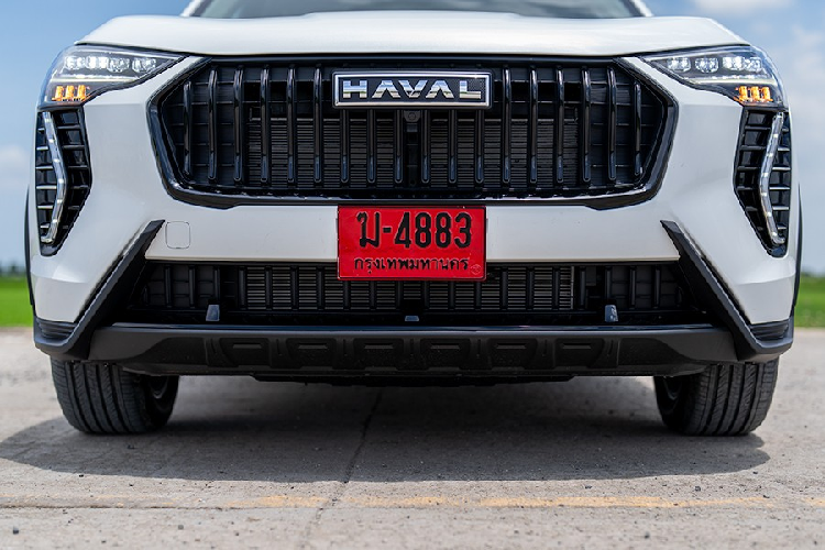 Riêng cản sau của xe có thêm 2 nẹp mạ crôm mỗi bên, nằm ngay bên dưới đèn phản quang. Vì là bản tiêu chuẩn nên Haval Jolion Sport 2023 đã bị cắt một số trang bị. Trong đó, đáng chú ý nhất là sự biến mất của các tính năng an toàn chủ động như hệ thống phanh khẩn cấp tự động, cảnh báo chuyển làn đường và cảnh báo điểm mù. 