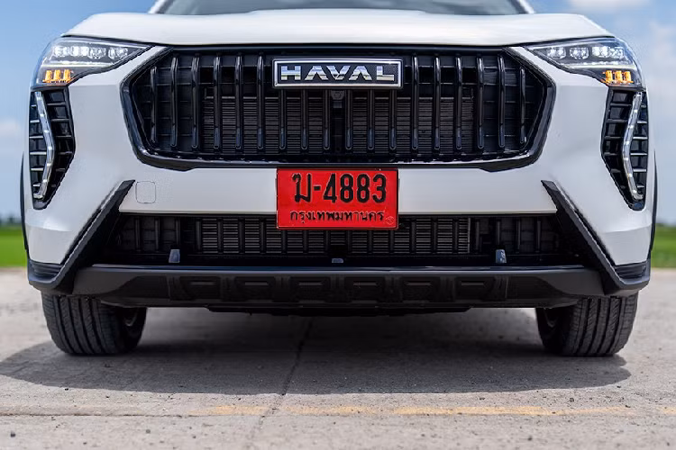 Riêng cản sau của xe có thêm 2 nẹp mạ crôm mỗi bên, nằm ngay bên dưới đèn phản quang. Vì là bản tiêu chuẩn nên Haval Jolion Sport 2023 đã bị cắt một số trang bị. Trong đó, đáng chú ý nhất là sự biến mất của các tính năng an toàn chủ động như hệ thống phanh khẩn cấp tự động, cảnh báo chuyển làn đường và cảnh báo điểm mù. 