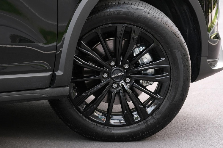 Chưa hết, Haval Jolion Sport 2023 còn được thay đổi ở một số chi tiết thiết kế so với các phiên bản còn lại như lưới tản nhiệt. hốc gió trung tâm, cụm đèn phía trước và cản sau. Trong đó, dải đèn LED định vị ban ngày có thiết kế bao quanh đèn pha, kéo dài xuống cản trước. Nằm cạnh dải đèn này là 6 nẹp mạ crôm mới thay vì đèn báo rẽ như các phiên bản còn lại của Haval Jolion.