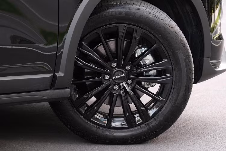 Chưa hết, Haval Jolion Sport 2023 còn được thay đổi ở một số chi tiết thiết kế so với các phiên bản còn lại như lưới tản nhiệt. hốc gió trung tâm, cụm đèn phía trước và cản sau. Trong đó, dải đèn LED định vị ban ngày có thiết kế bao quanh đèn pha, kéo dài xuống cản trước. Nằm cạnh dải đèn này là 6 nẹp mạ crôm mới thay vì đèn báo rẽ như các phiên bản còn lại của Haval Jolion.