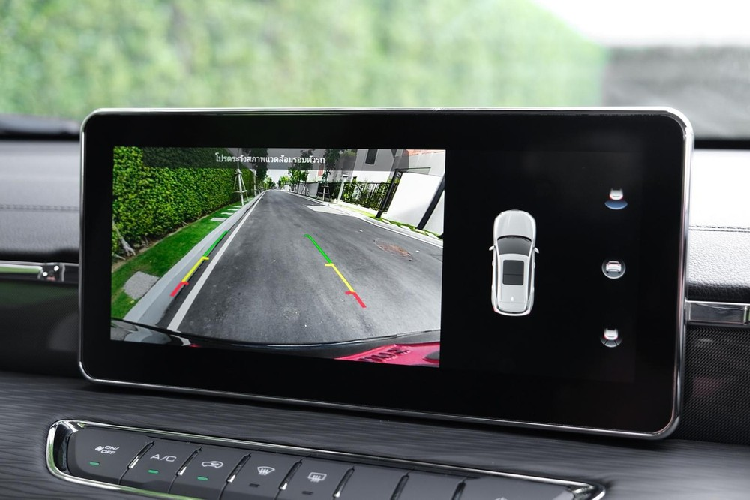 Xe chỉ còn hệ thống kiểm soát hành trình, 4 túi khí, phanh tay điện tử, tự động giữ phanh tạm thời, camera lùi, hỗ trợ khởi hành ngang dốc, hỗ trợ xuống dốc, cảnh báo áp suất lốp, cảnh báo khi người lái mất tập trung và phanh tự động sau va chạm. Ngoài ra, xe còn thiếu hệ thống định vị và bệ tì tay ở hàng ghế sau. Ghế của Haval Jolion Sport 2023 được bọc bằng chất liệu da tổng hợp.