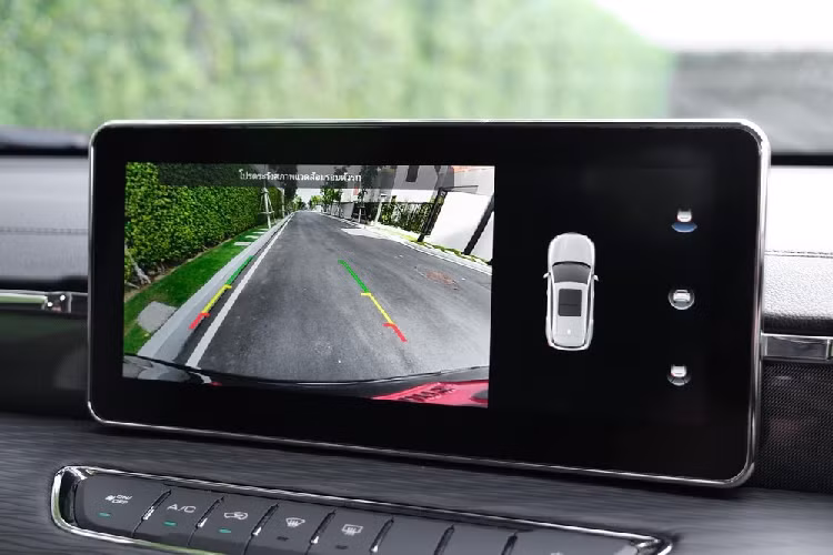 Xe chỉ còn hệ thống kiểm soát hành trình, 4 túi khí, phanh tay điện tử, tự động giữ phanh tạm thời, camera lùi, hỗ trợ khởi hành ngang dốc, hỗ trợ xuống dốc, cảnh báo áp suất lốp, cảnh báo khi người lái mất tập trung và phanh tự động sau va chạm. Ngoài ra, xe còn thiếu hệ thống định vị và bệ tì tay ở hàng ghế sau. Ghế của Haval Jolion Sport 2023 được bọc bằng chất liệu da tổng hợp.