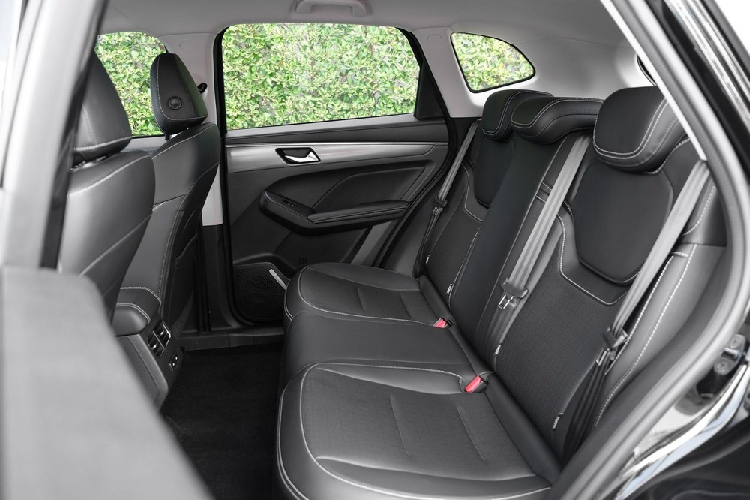 Xe vẫn có đèn pha LED tự động bật/tắt, đèn hậu LED, bộ khuếch tán gió phía sau, bảng đồng hồ kỹ thuật số 7 inch, màn hình cảm ứng trung tâm 10,25 inch, hỗ trợ Android Auto/Apple CarPlay, ghế lái chỉnh điện 6 hướng, hệ thống điều hòa tự động 2 vùng, cửa gió điều hòa ở hàng ghế sau, 4 cổng USB trước/sau, núm xoay chuyển số, hệ thống âm thanh 6 loa, chìa khóa thông minh và khởi động nút bấm. 