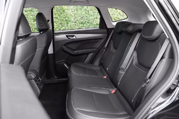 Xe vẫn có đèn pha LED tự động bật/tắt, đèn hậu LED, bộ khuếch tán gió phía sau, bảng đồng hồ kỹ thuật số 7 inch, màn hình cảm ứng trung tâm 10,25 inch, hỗ trợ Android Auto/Apple CarPlay, ghế lái chỉnh điện 6 hướng, hệ thống điều hòa tự động 2 vùng, cửa gió điều hòa ở hàng ghế sau, 4 cổng USB trước/sau, núm xoay chuyển số, hệ thống âm thanh 6 loa, chìa khóa thông minh và khởi động nút bấm. 