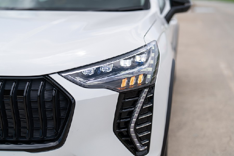 Tiếp đến là lưới tản nhiệt và hốc gió trung tâm đều đi kèm nan nằm dọc sơn màu đen, theo phong cách giống xe sang Maserati. Ở các phiên bản cao cấp hơn, Haval Jolion sở hữu mắt lưới mạ crôm trong lưới tản nhiệt và lưới tổ ong trong hốc gió trung tâm.