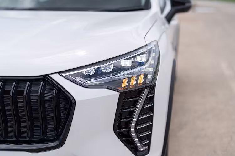 Tiếp đến là lưới tản nhiệt và hốc gió trung tâm đều đi kèm nan nằm dọc sơn màu đen, theo phong cách giống xe sang Maserati. Ở các phiên bản cao cấp hơn, Haval Jolion sở hữu mắt lưới mạ crôm trong lưới tản nhiệt và lưới tổ ong trong hốc gió trung tâm.