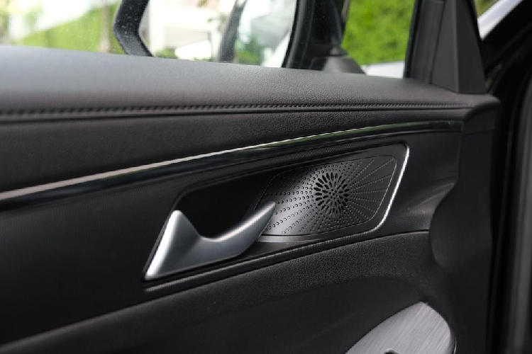 Hiện giá xe Haval Jolion 2023 bản tiêu chuẩn mới chưa được công bố. Trong khi đó, 3 phiên bản cao cấp hơn của xe hiện có giá dao động từ 879.000 - 999.000 Baht (khoảng 591 - 672 triệu đồng). Haval Jolion Sport 2023 sẽ có 4 màu sắc là đen, xám, trắng và đỏ.