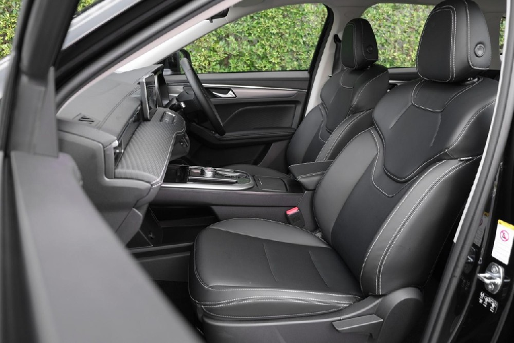 Nằm bên dưới nắp ca-pô của Haval Jolion Sport 2023 vẫn là hệ truyền động hybrid bao gồm máy xăng 4 xi-lanh, tăng áp, dung tích 1.5L, mô-tơ điện và hộp số tự động ly hợp kép 7 cấp. Hệ truyền động này tạo ra công suất tối đa 190 mã lực và mô-men xoắn cực đại 375 Nm. Lượng xăng tiêu thụ trung bình của xe là 23,8 km/lít (khoảng 4,2 lít/100 km).