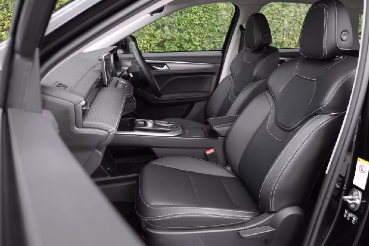 Nằm bên dưới nắp ca-pô của Haval Jolion Sport 2023 vẫn là hệ truyền động hybrid bao gồm máy xăng 4 xi-lanh, tăng áp, dung tích 1.5L, mô-tơ điện và hộp số tự động ly hợp kép 7 cấp. Hệ truyền động này tạo ra công suất tối đa 190 mã lực và mô-men xoắn cực đại 375 Nm. Lượng xăng tiêu thụ trung bình của xe là 23,8 km/lít (khoảng 4,2 lít/100 km).