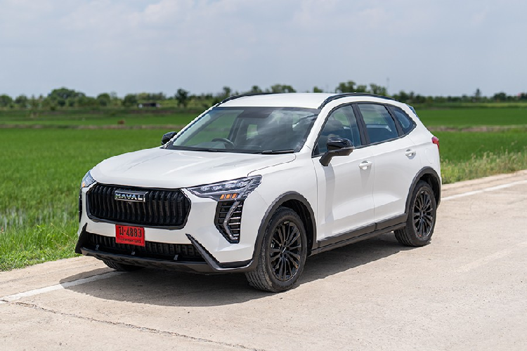 Để phù hợp với cái tên Sport, mẫu SUV Haval Jolion hạng B này sở hữu thiết kế ngoại thất tập trung vào tính thể thao. Có thể thấy điều đó qua những chi tiết ngoại thất màu đen như lưới tản nhiệt, nẹp trên cản trước/cản sau/hốc bánh/sườn xe, viền bao quanh cửa sổ, baga nóc, ốp gương chiếu hậu, vành hợp kim đa chấu 18 inch và cánh gió mui.