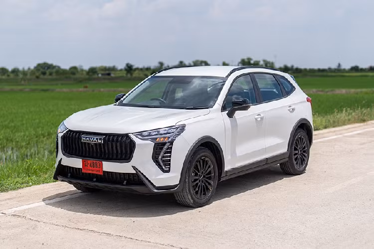 Để phù hợp với cái tên Sport, mẫu SUV Haval Jolion hạng B này sở hữu thiết kế ngoại thất tập trung vào tính thể thao. Có thể thấy điều đó qua những chi tiết ngoại thất màu đen như lưới tản nhiệt, nẹp trên cản trước/cản sau/hốc bánh/sườn xe, viền bao quanh cửa sổ, baga nóc, ốp gương chiếu hậu, vành hợp kim đa chấu 18 inch và cánh gió mui.