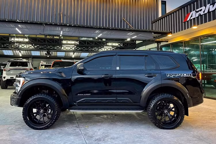 Về cơ bản, Shana E-Sport chỉ tinh chỉnh phần ngoại hình của Everest để chiếc SUV trông giống với phiên bản hiệu năng cao Raptor. Mặc dù trông chắc chắn và mạnh mẽ hơn nhưng chiếc Ford Everest Raptor độ chế tới từ xưởng độ Thái Lan không có hệ thống treo Fox Live Valve giống như một chiếc Raptor thực thụ.