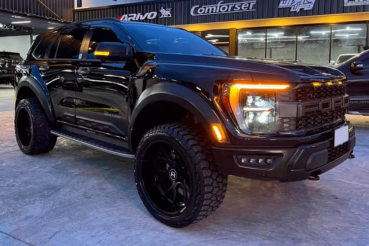 Ngoài ra, vòm bánh xe cũng được mở rộng khiến tổng thể chiếc xe SUV Ford Everest Raptor trông cơ bắp hơn, cùng với đó là bộ mâm cỡ lớn bao bởi bộ lốp đa địa hình. Thềm cửa được kéo dài, chiều cao xe được nâng lên, sticker Raptor tại nửa sau hông xe, chắn bùn mới và đèn hình chữ Everest tại đuôi xe.